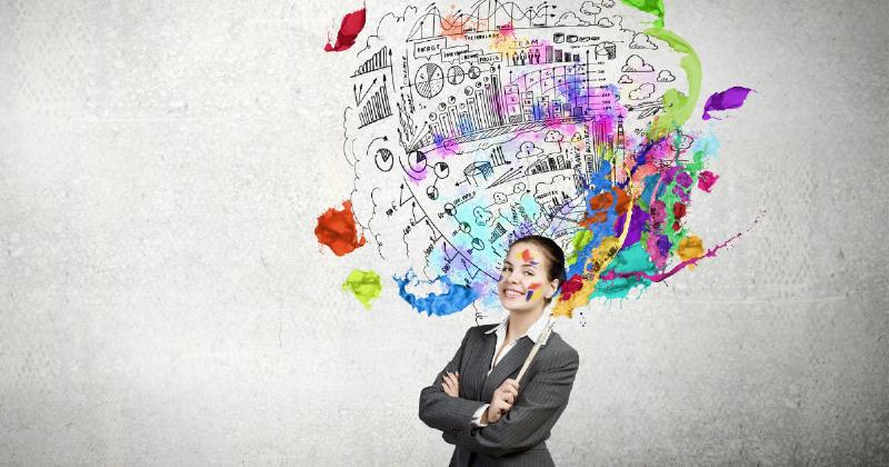 Một người đang tưới nước cho một cái cây đang phát triển, với các nhánh cây mang biểu tượng kỹ năng và kiến thức, tượng trưng cho việc duy trì và bồi đắp điểm mạnh liên tục để phát triển bản thân.